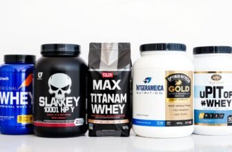 Os 6 melhores whey protein de 2025 organizados lado a lado mostrando as embalagens dos produtos Growth, Black Skull, Max Titanium, Dux Nutrition, Integralmédica e Optimum Nutrition